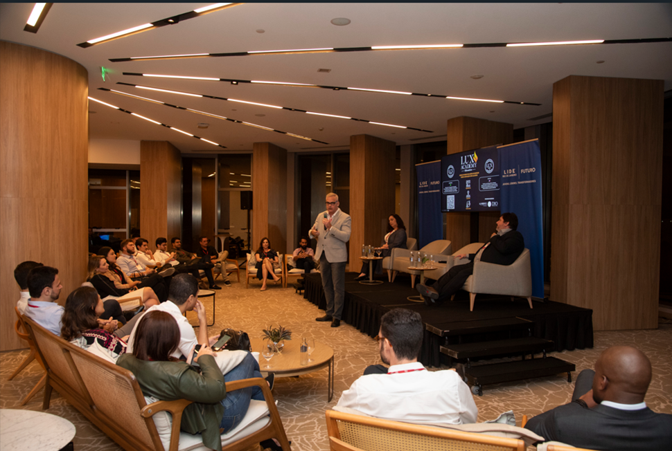 Convenção corporativa com palestra e público