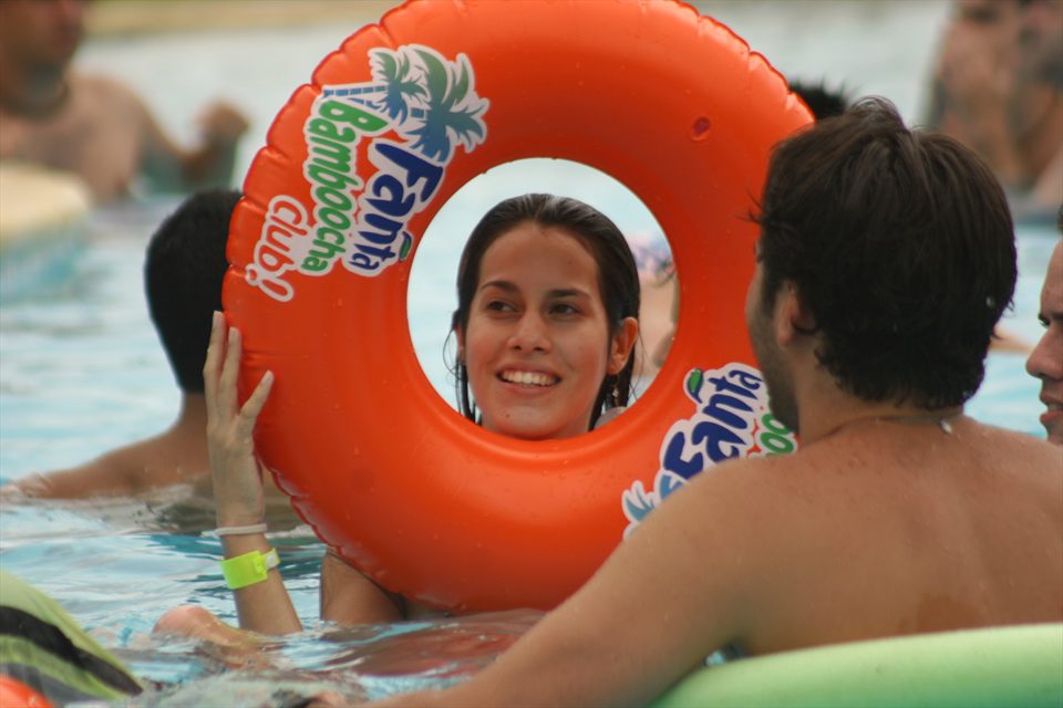 Ativação Bamboocha na piscina