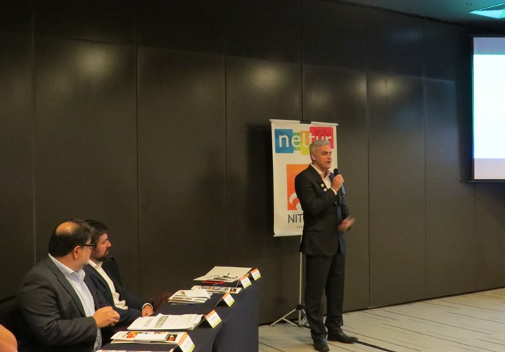Executivo apresentando em encontro institucional