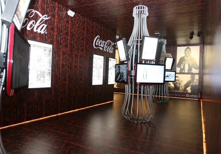 Exposição Coca-Cola com instalações multimídia