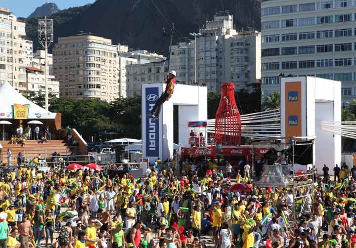 Tirolesa em evento na praia