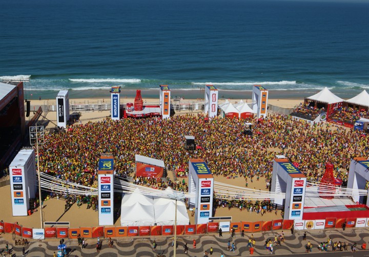 Fan Fest na praia com grande público