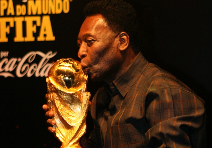 Pelé beijando a taça da Copa do Mundo