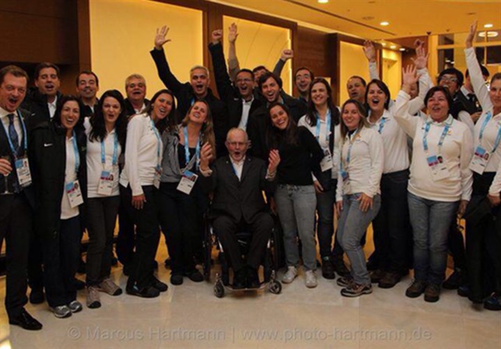 Equipe reunida celebrando em evento