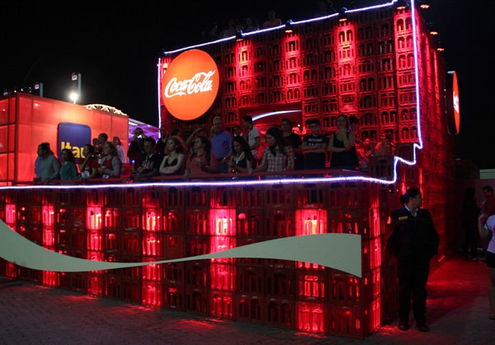 Estrutura Coca-Cola iluminada em evento noturno