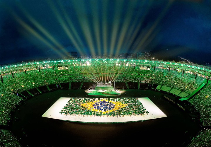 Cerimônia em estádio com iluminação verde
