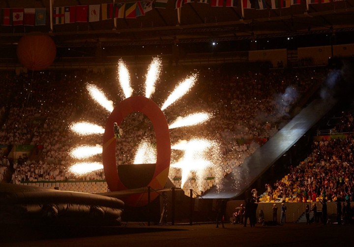 Apresentação com pirotecnia em estádio