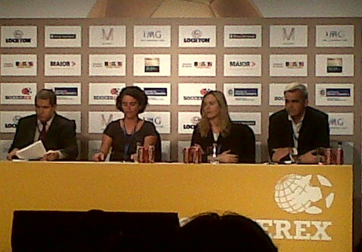 Mesa de coletiva em evento esportivo