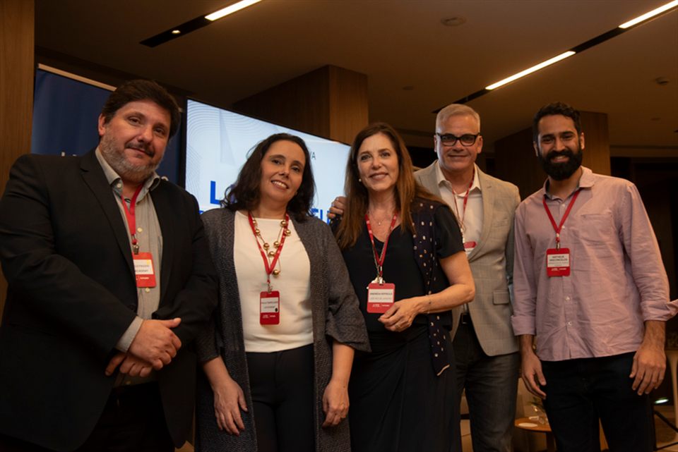 Equipe reunida no LUX Academy
