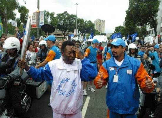 Pelé durante o revezamento da tocha
