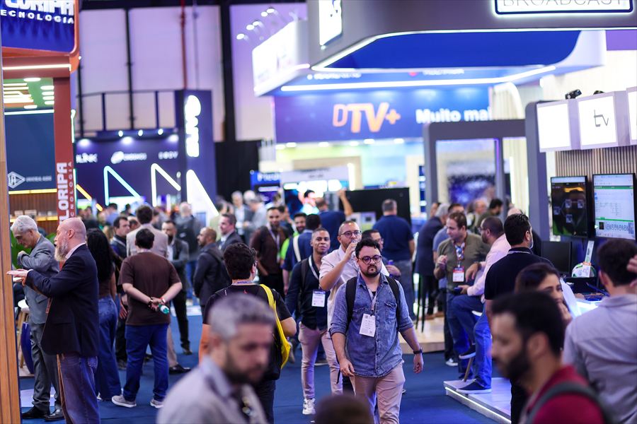 Corredor movimentado da SET Expo