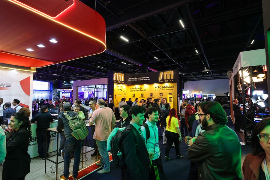 Profissionais em momento de networking na SET Expo