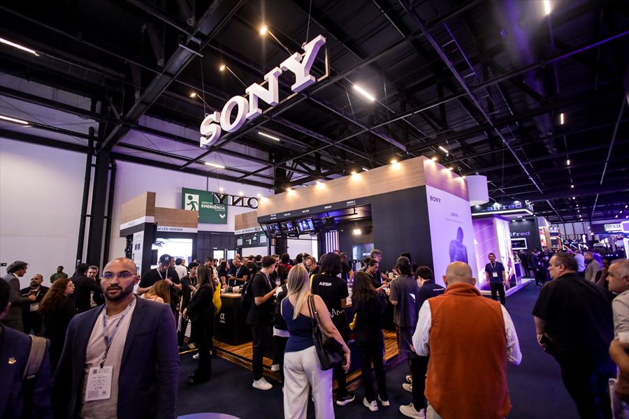 Visitantes no estande da Sony na SET Expo