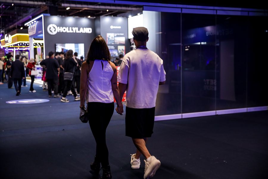 Visitantes percorrendo a feira de tecnologia audiovisual