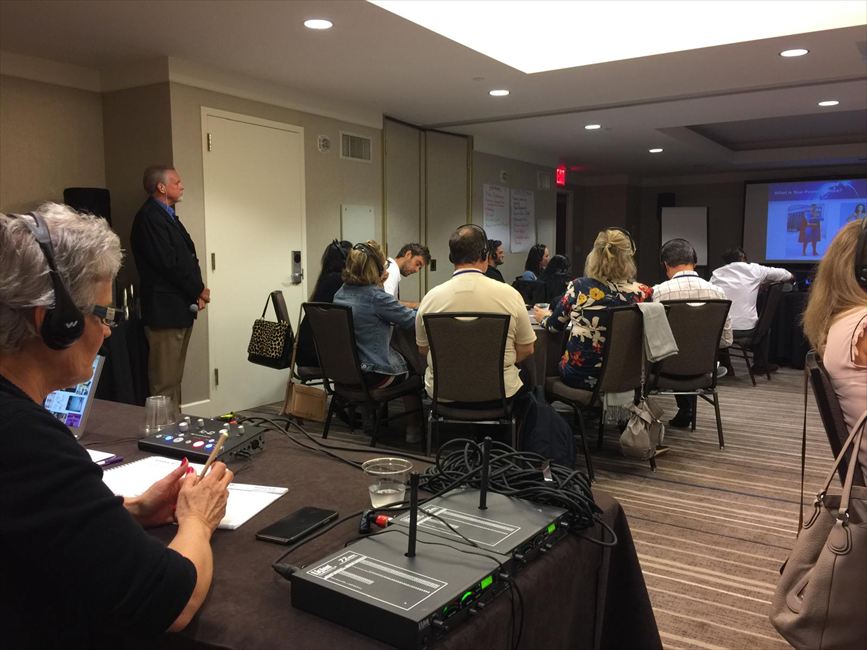 Participantes acompanhando apresentação em workshop internacional